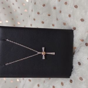 NWOT Beautiful cross necklace